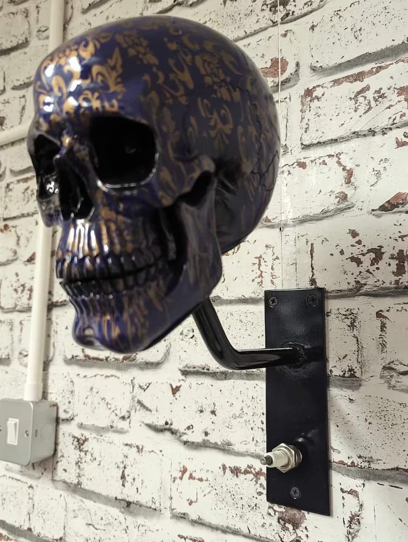 🏴☠️Skull holder for motorcycle helmet and jacket🎁 2025 New Models!