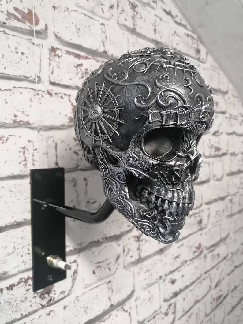 🏴☠️Skull holder for motorcycle helmet and jacket🎁 2025 New Models!