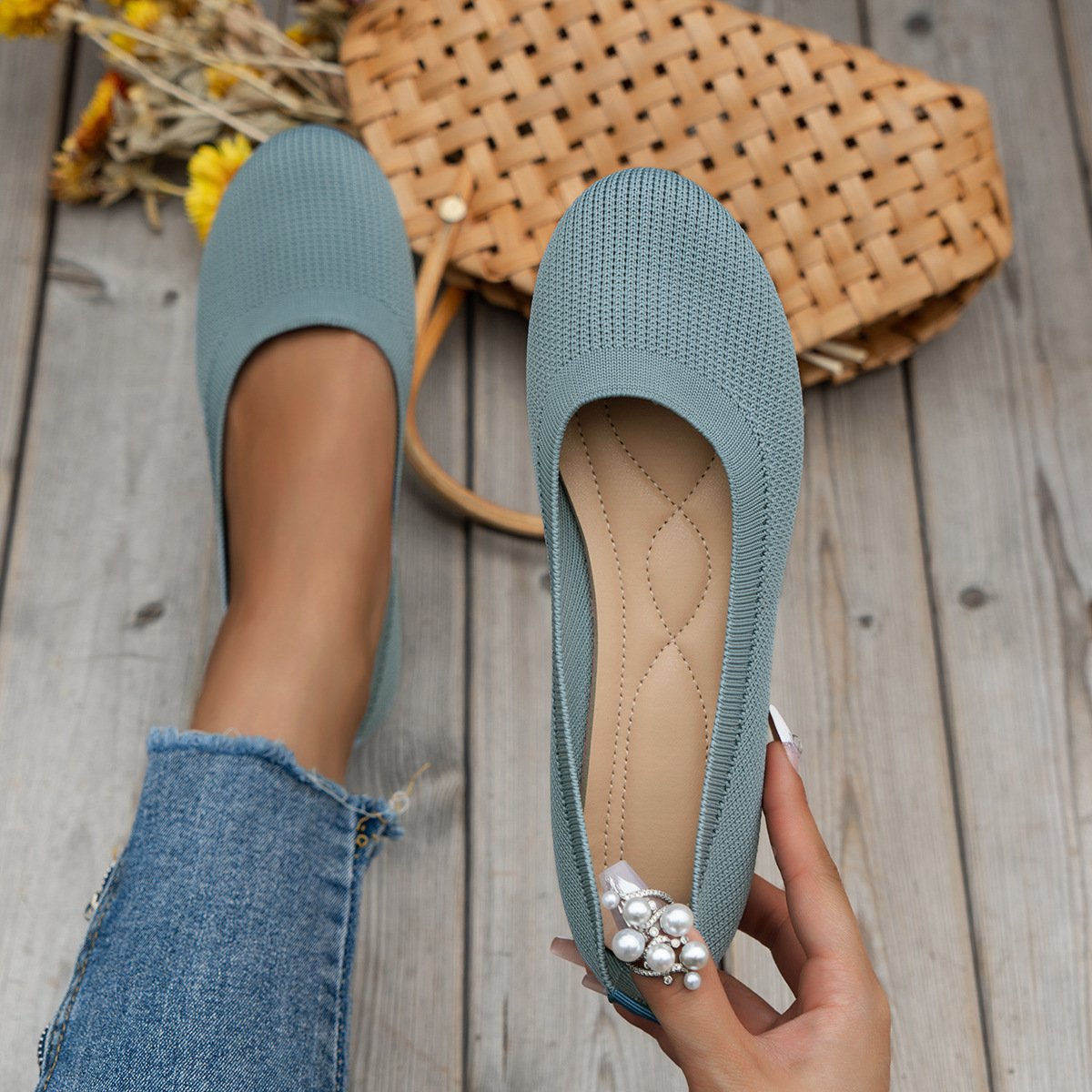 š Lightweight Square-Toe V-Cut Flats