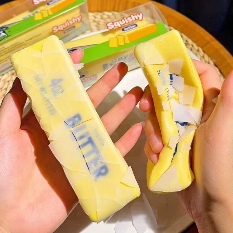 손으로 버터바를 눌러 얇은 크런치 겉면이 갈라진 모습