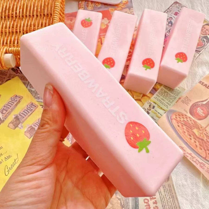 딸기 그림이 있는 분홍색 소프트 밀크바