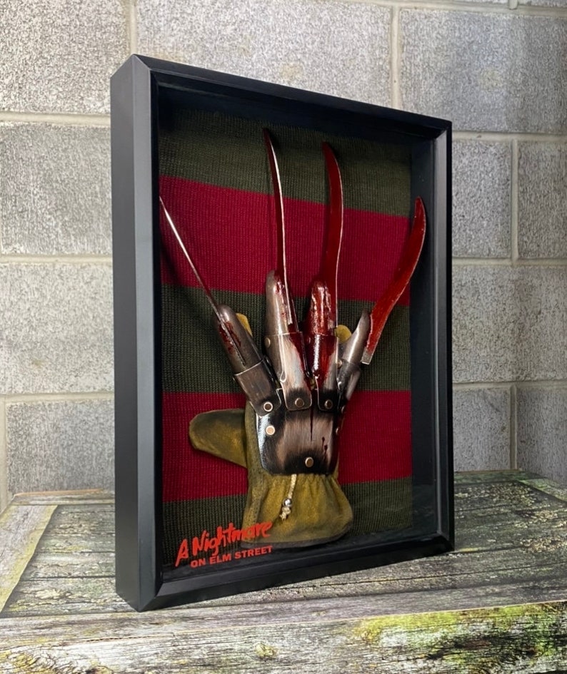 Freddy Krueger Metal Glove & Sweater Shadow Box Horror Movie Prop Memorabilia Collectible A Nightmare On Elm Street Freddy Decor Halloween